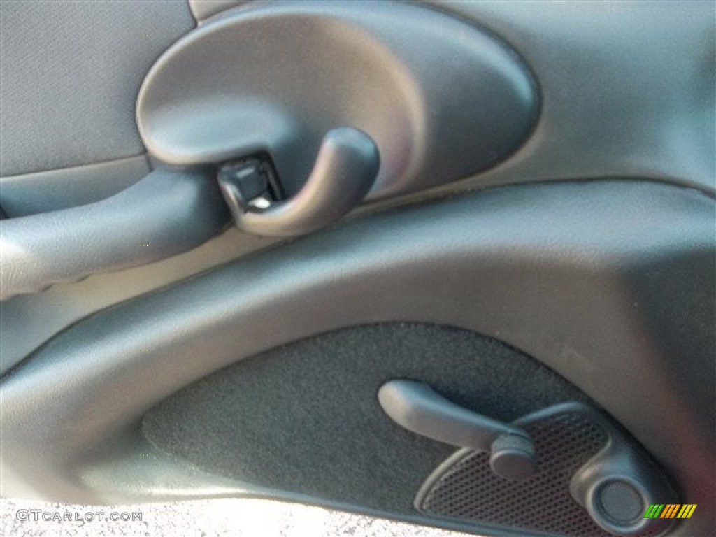 2004 Sunfire Coupe - Victory Red / Graphite photo #11