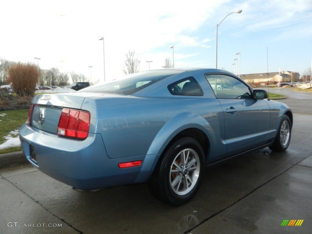 2005 Mustang V6 Deluxe Coupe - Windveil Blue Metallic / Dark Charcoal photo #3