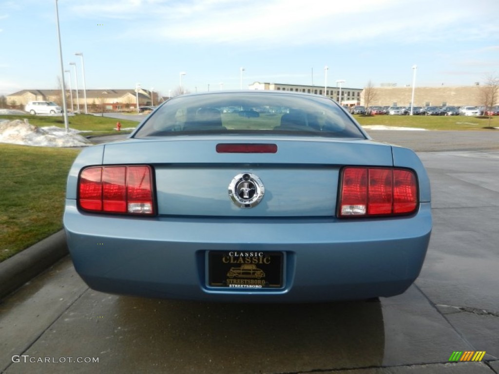2005 Mustang V6 Deluxe Coupe - Windveil Blue Metallic / Dark Charcoal photo #4
