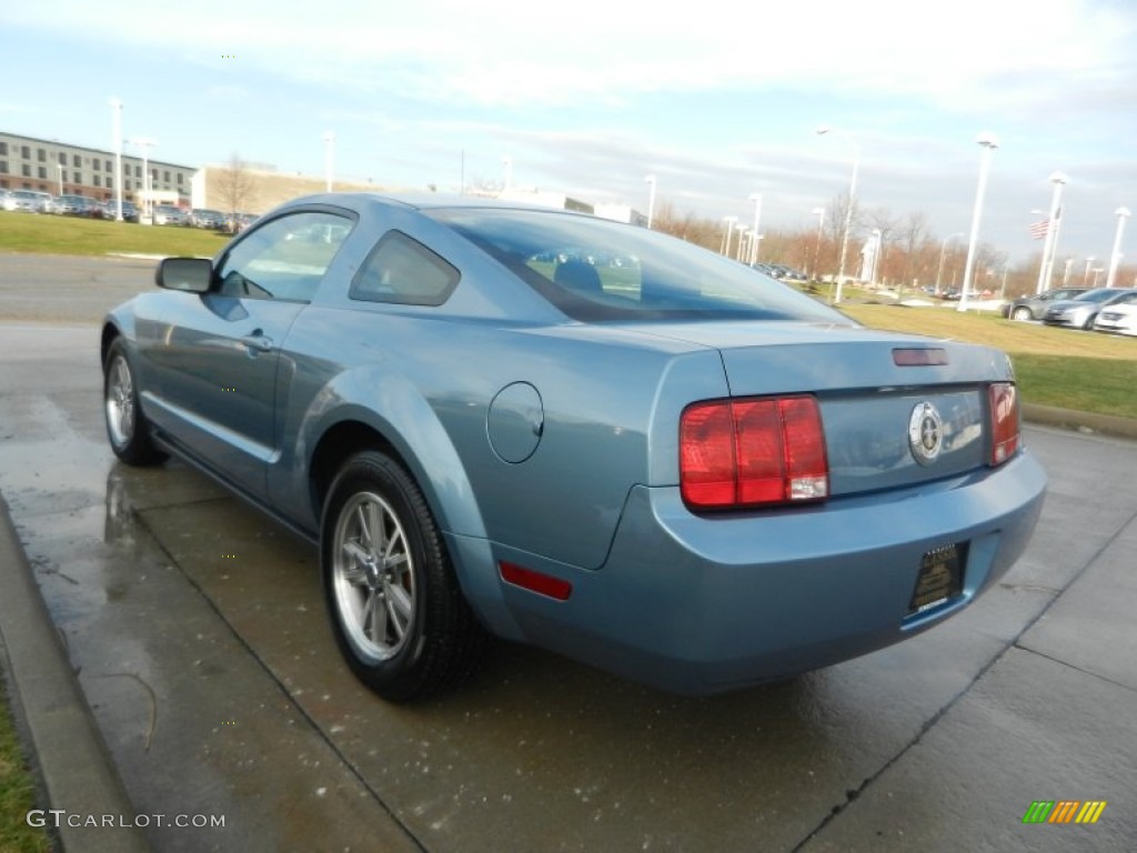 2005 Mustang V6 Deluxe Coupe - Windveil Blue Metallic / Dark Charcoal photo #5