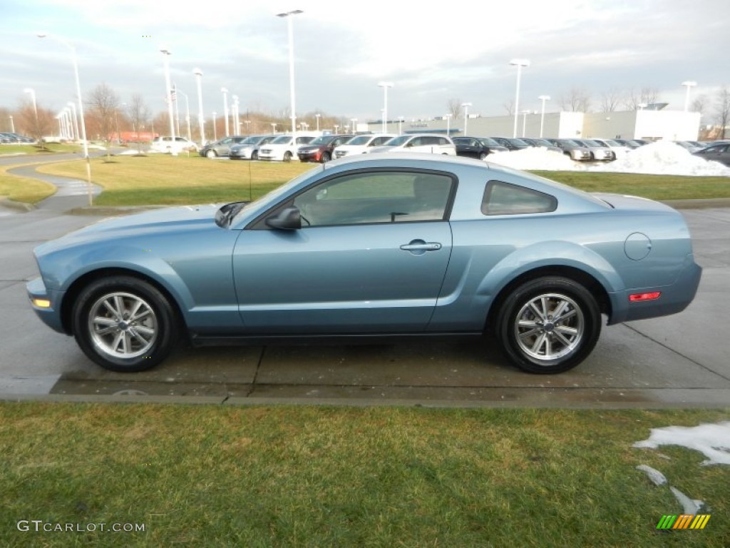 2005 Mustang V6 Deluxe Coupe - Windveil Blue Metallic / Dark Charcoal photo #6
