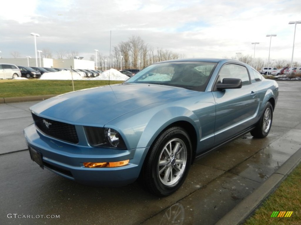 2005 Mustang V6 Deluxe Coupe - Windveil Blue Metallic / Dark Charcoal photo #7