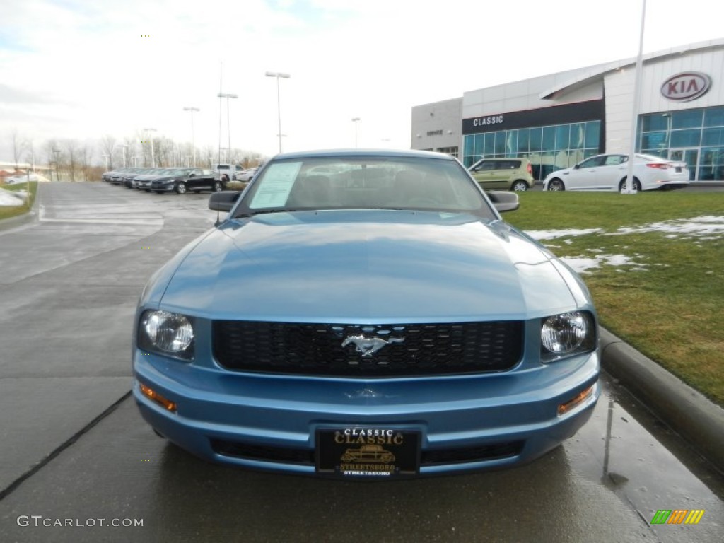 2005 Mustang V6 Deluxe Coupe - Windveil Blue Metallic / Dark Charcoal photo #8