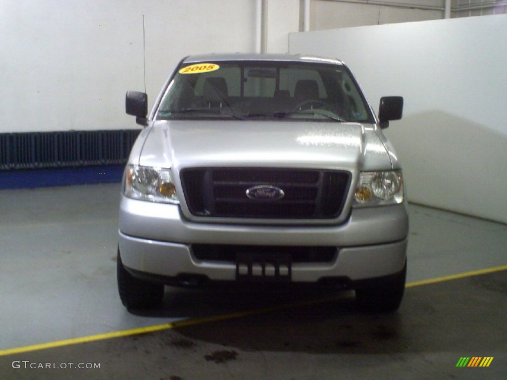 2005 F150 STX SuperCab 4x4 - Silver Metallic / Medium Flint Grey photo #2