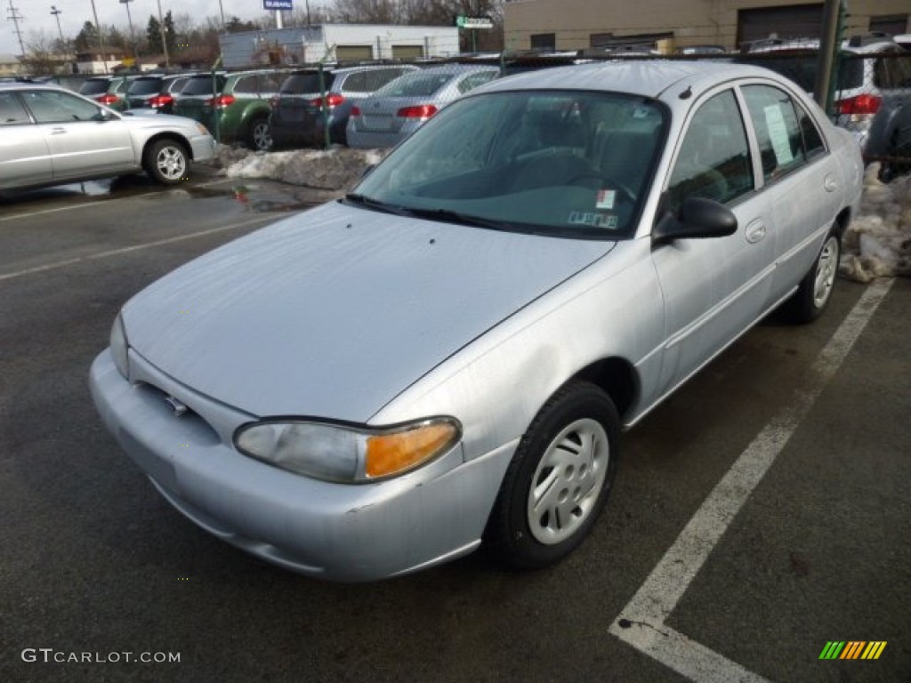 2002 Escort SE Sedan - Silver Frost Metallic / Medium Graphite photo #3