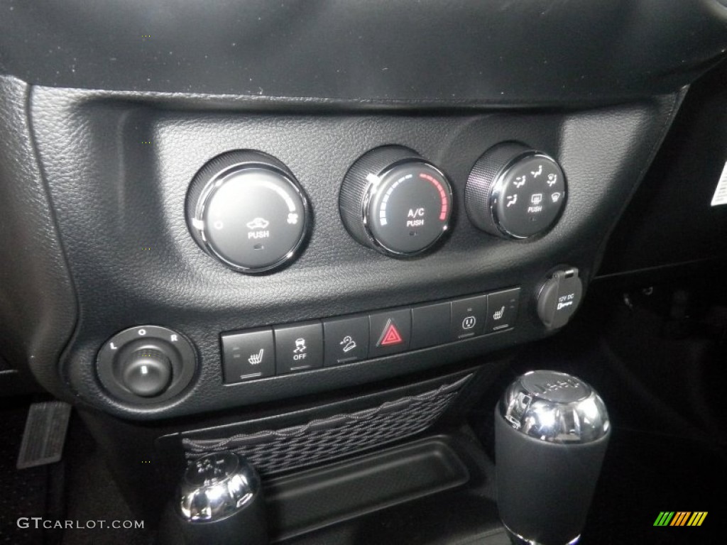 2013 Jeep Wrangler Unlimited Rubicon 4x4 Controls Photo #75883577