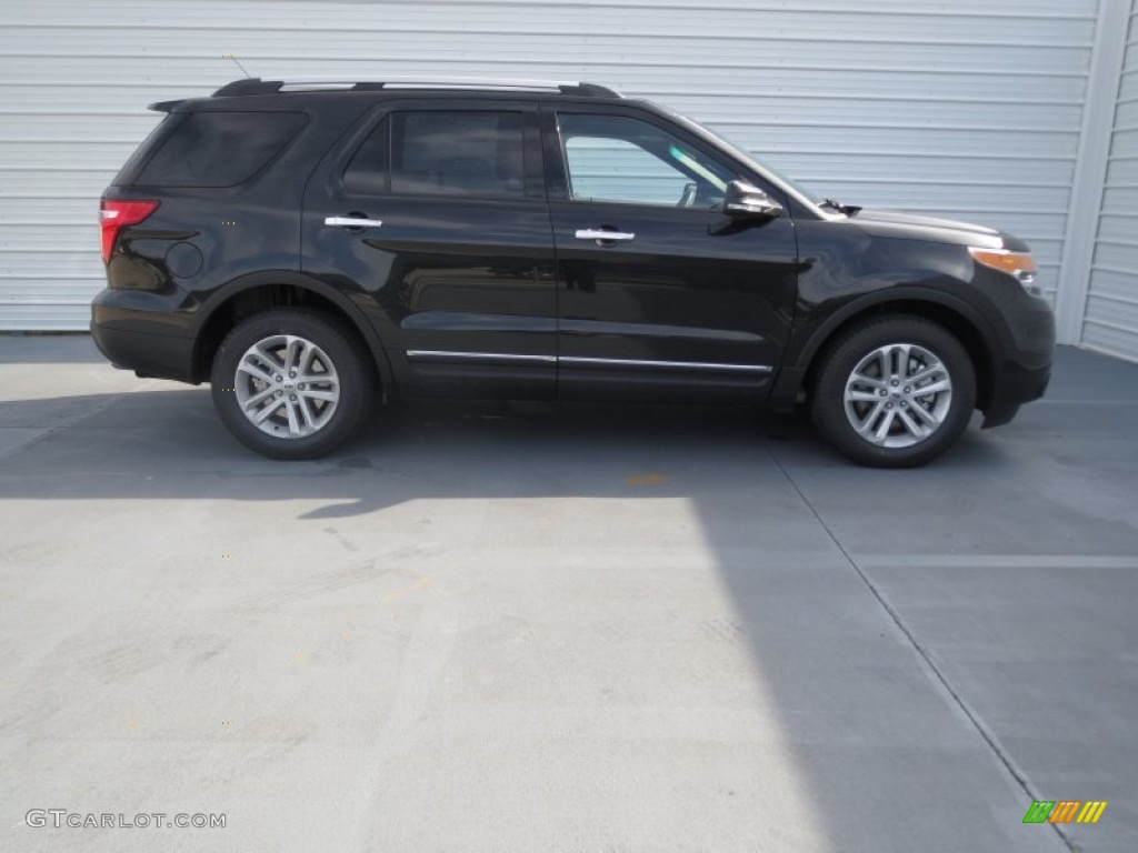 2013 Explorer XLT - Tuxedo Black Metallic / Charcoal Black photo #2