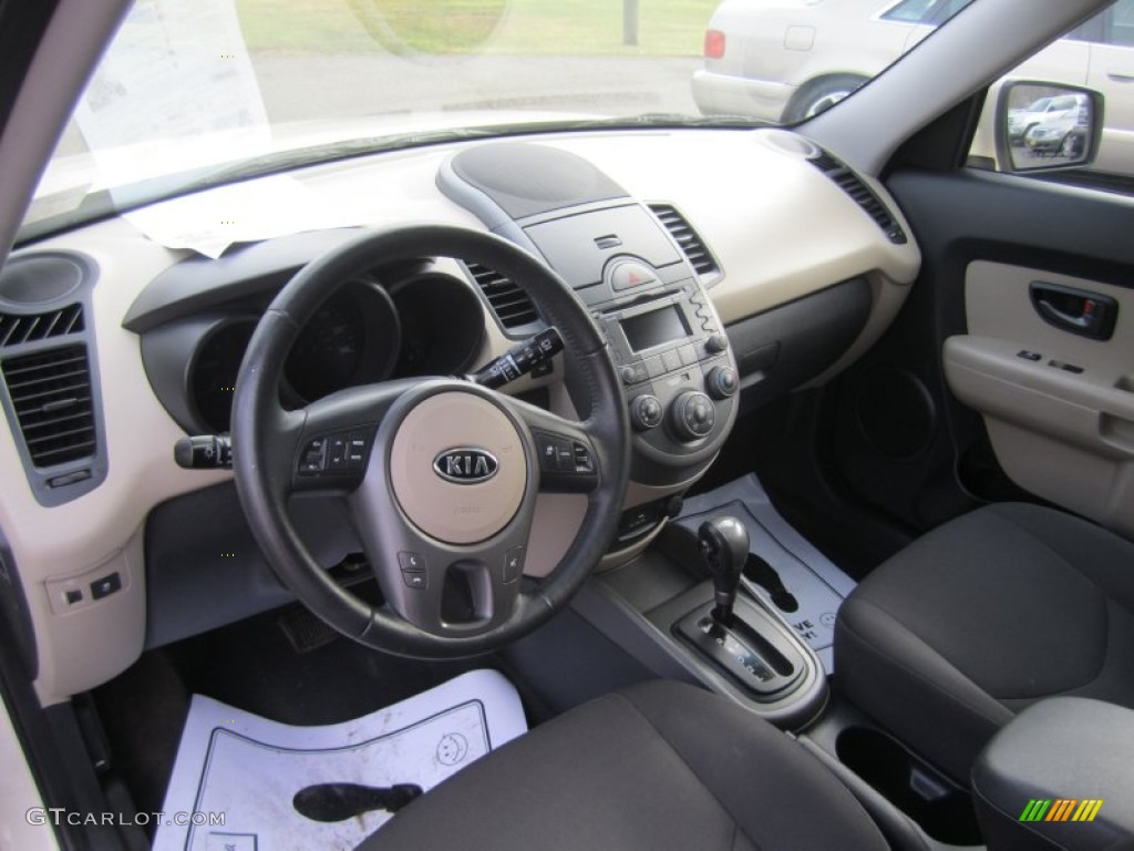 2010 Kia Soul ! Sand/Black Houndstooth Cloth Dashboard Photo #75916272
