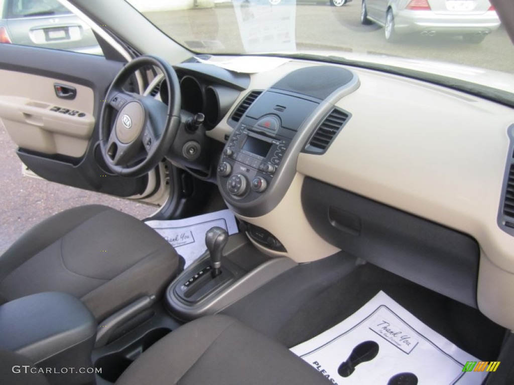 2010 Kia Soul ! Sand/Black Houndstooth Cloth Dashboard Photo #75916349