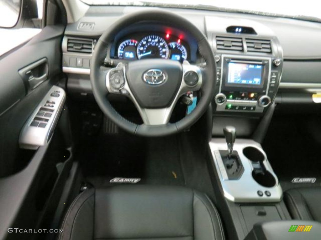 2013 Camry SE - Super White / Black photo #18