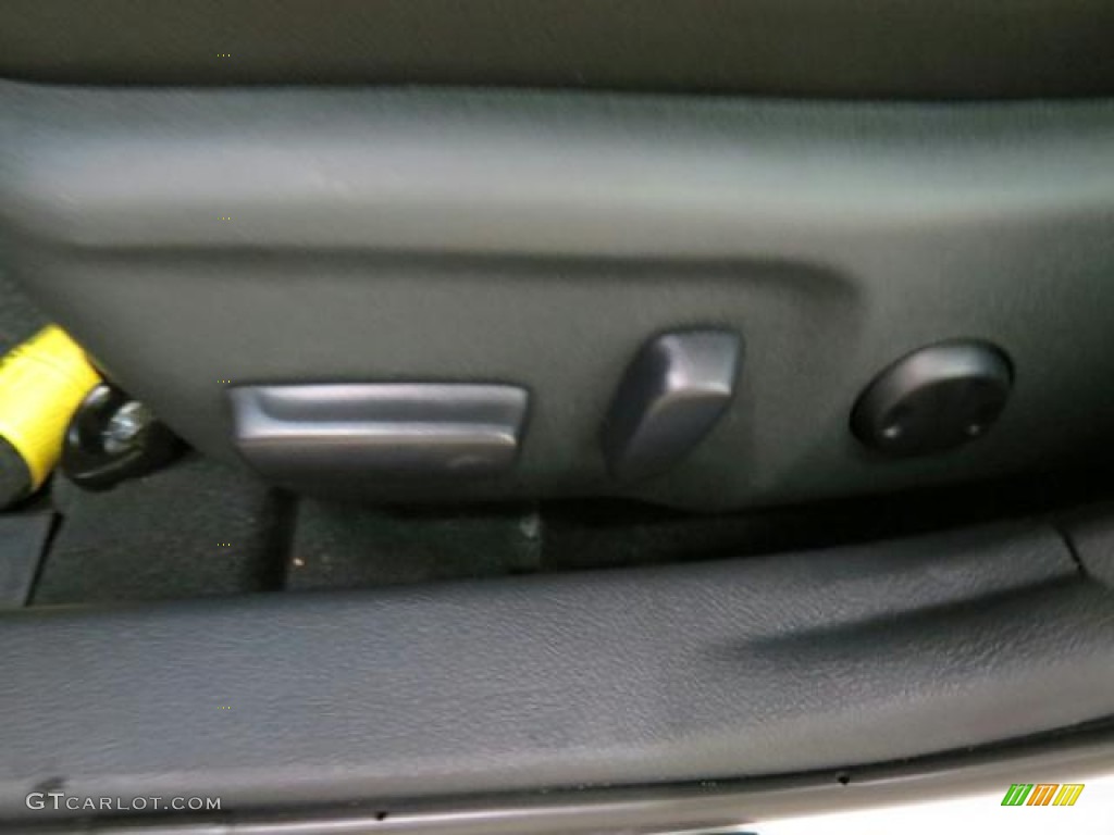 2013 Camry SE - Super White / Black photo #22