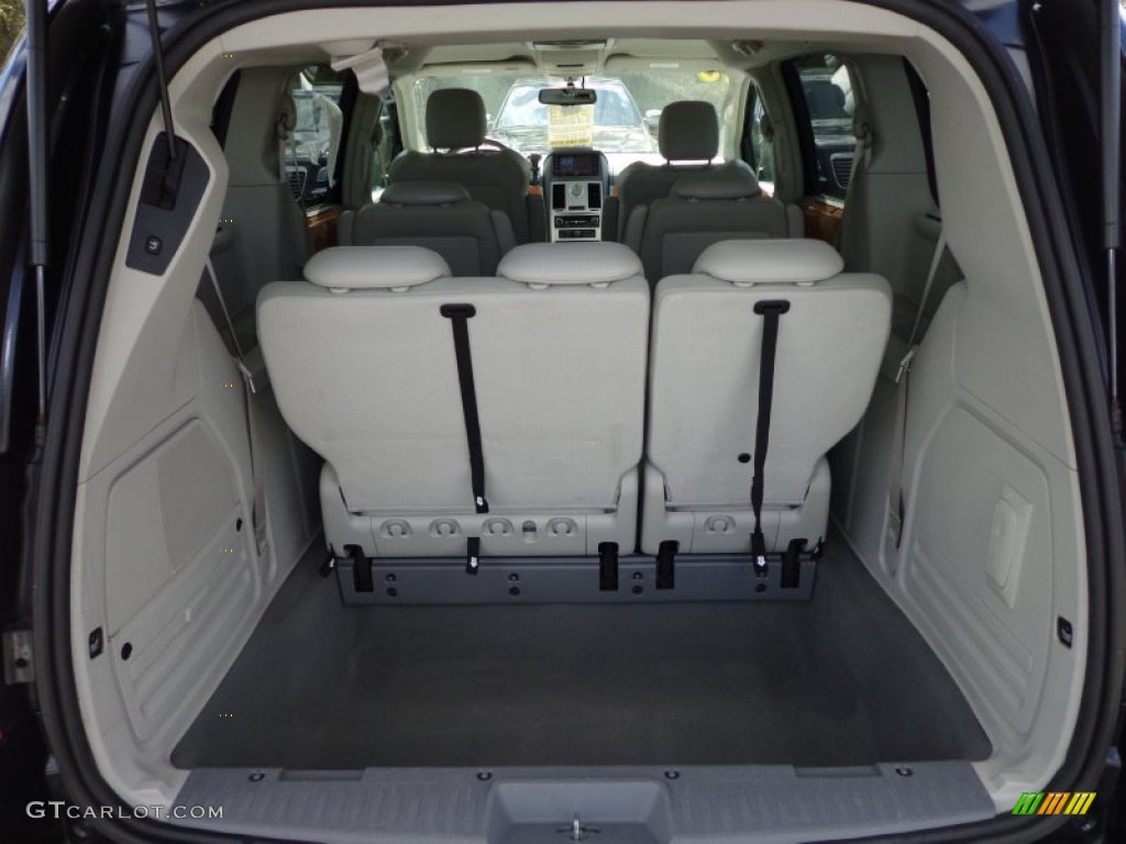 2010 Chrysler Town & Country Limited Trunk Photos