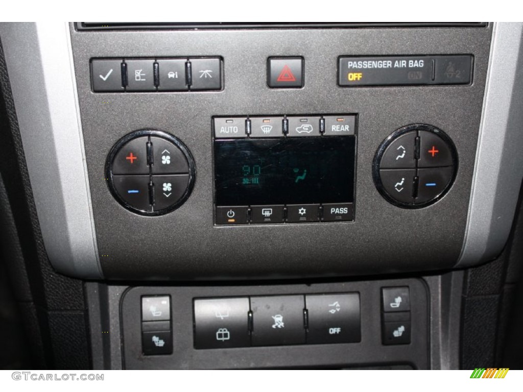 2010 Chevrolet Traverse LT Controls Photo #75949060