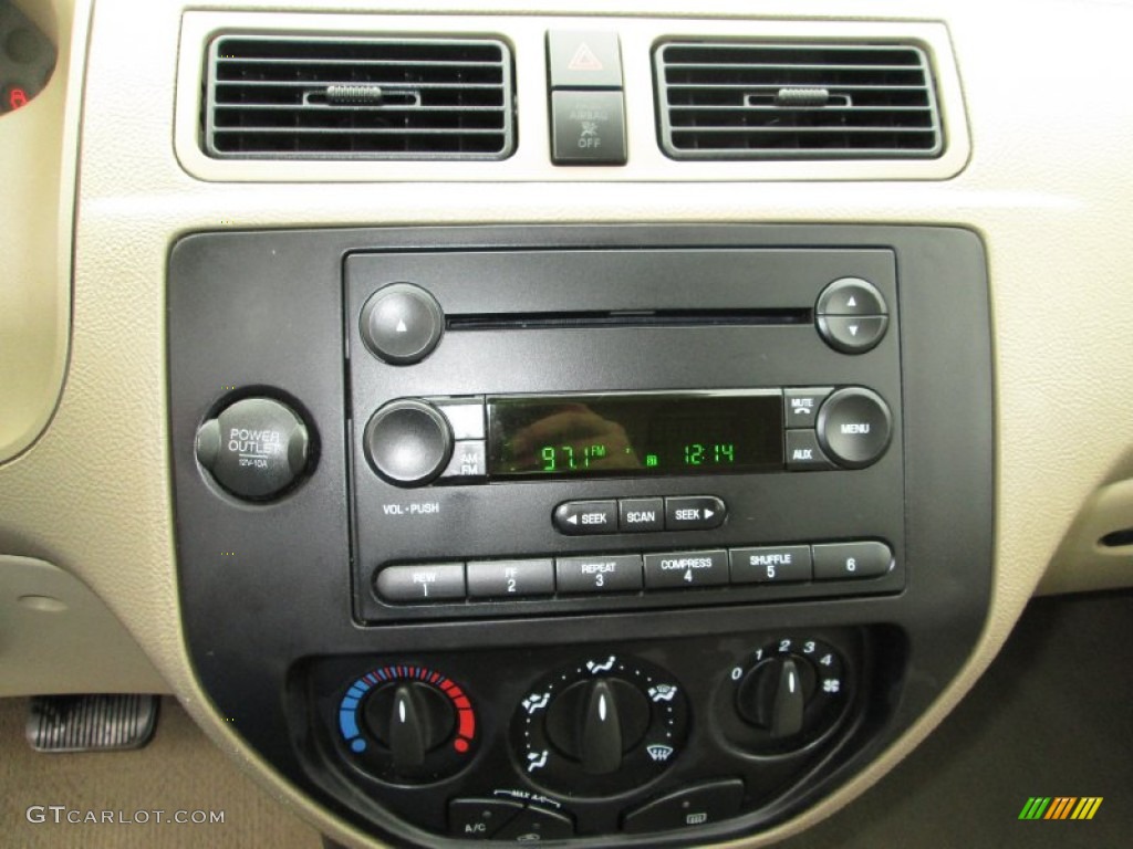 2005 Ford Focus ZX4 S Sedan Controls Photos