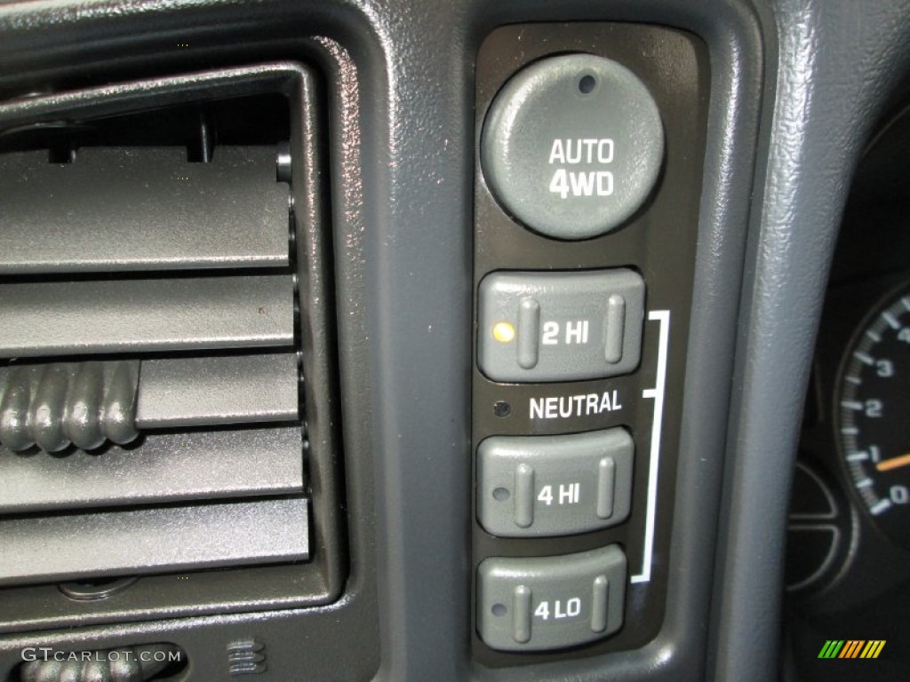 2002 Chevrolet Avalanche Z71 4x4 Controls Photo #75958663