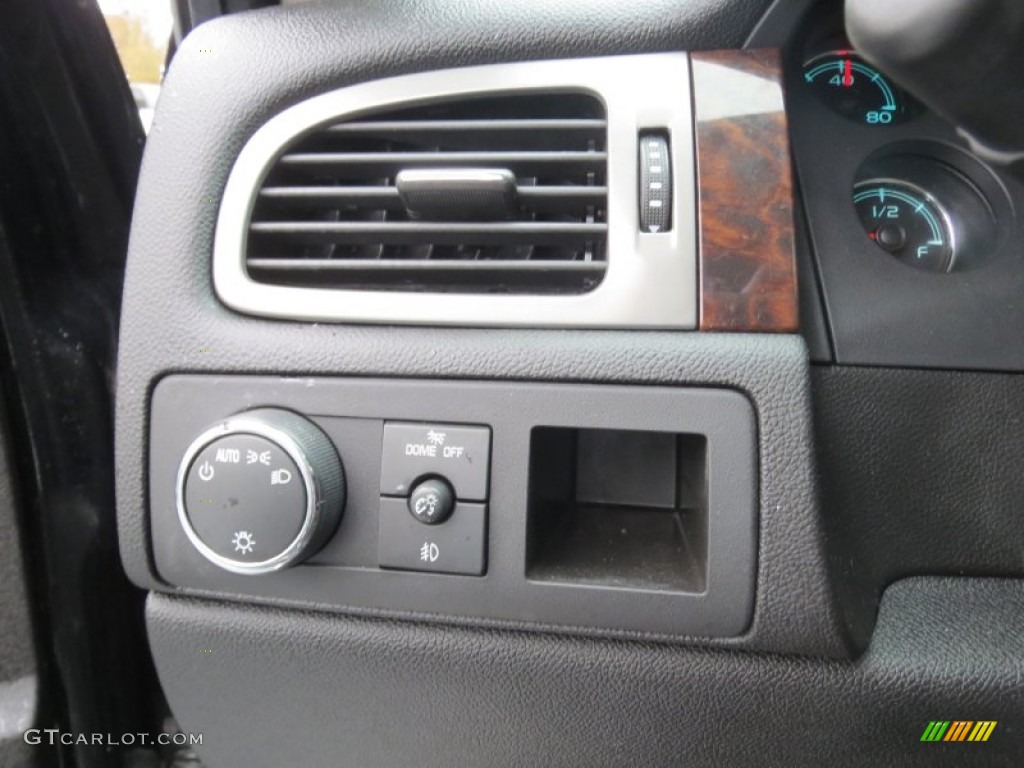 2009 GMC Sierra 1500 Denali Crew Cab AWD Controls Photos