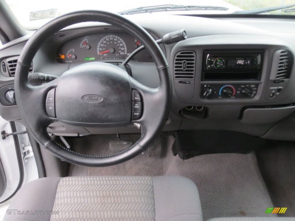 2002 F150 XL SuperCab - Oxford White / Medium Graphite photo #37