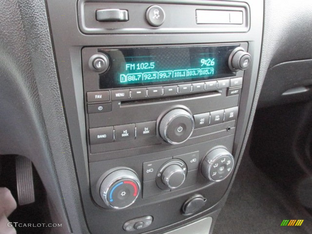 2010 Chevrolet HHR LT Controls Photos