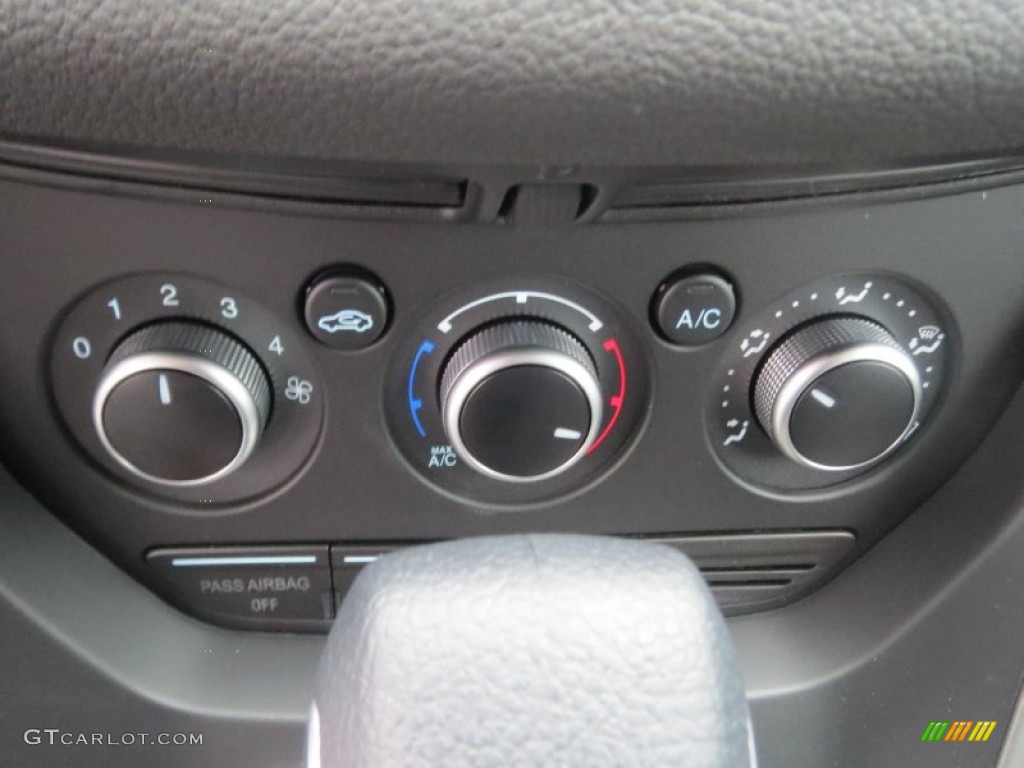 2013 Ford Escape SE 1.6L EcoBoost Controls Photo #75970067