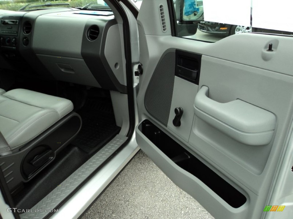 2006 F150 XL Regular Cab - Silver Metallic / Medium Flint photo #19