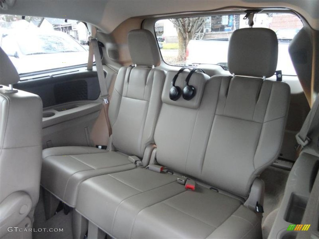 2011 Volkswagen Routan SE Rear Seat Photo #75997598