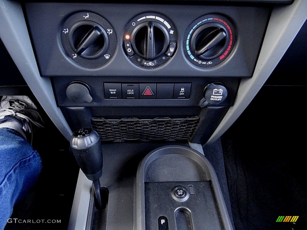 2010 Jeep Wrangler Rubicon 4x4 Controls Photos