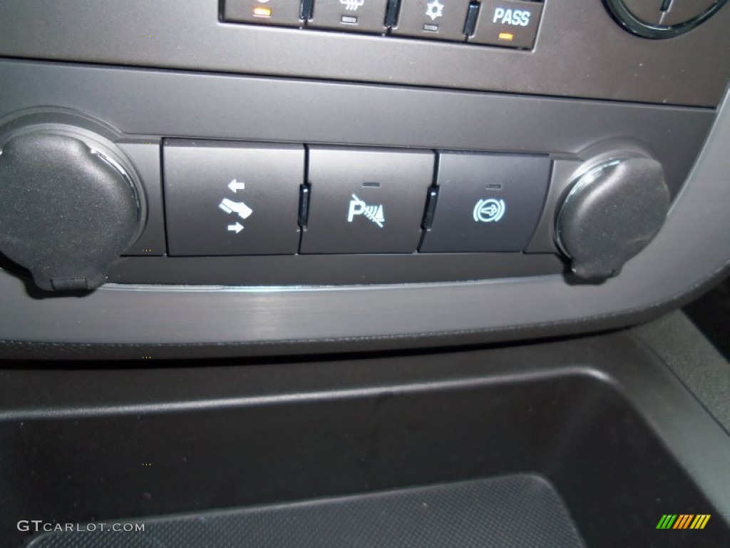 2013 Chevrolet Silverado 3500HD LTZ Extended Cab 4x4 Controls Photo #76007923