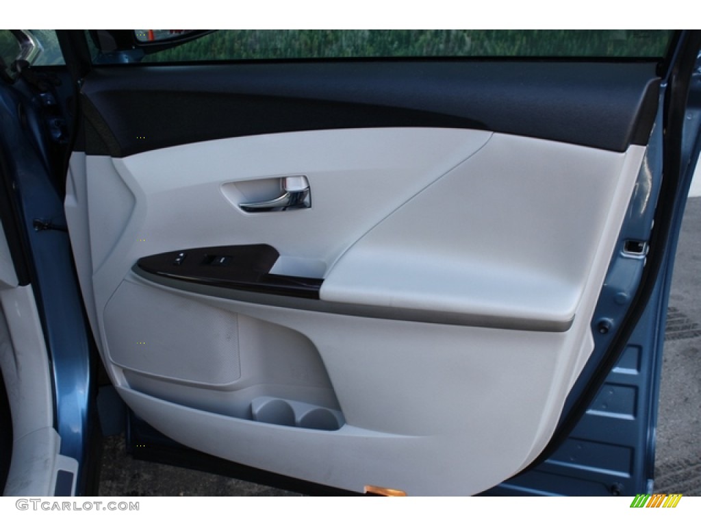 2009 Toyota Venza V6 AWD Gray Door Panel Photo #76022612