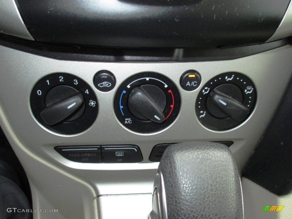 2012 Ford Focus SE 5-Door Controls Photo #76034640