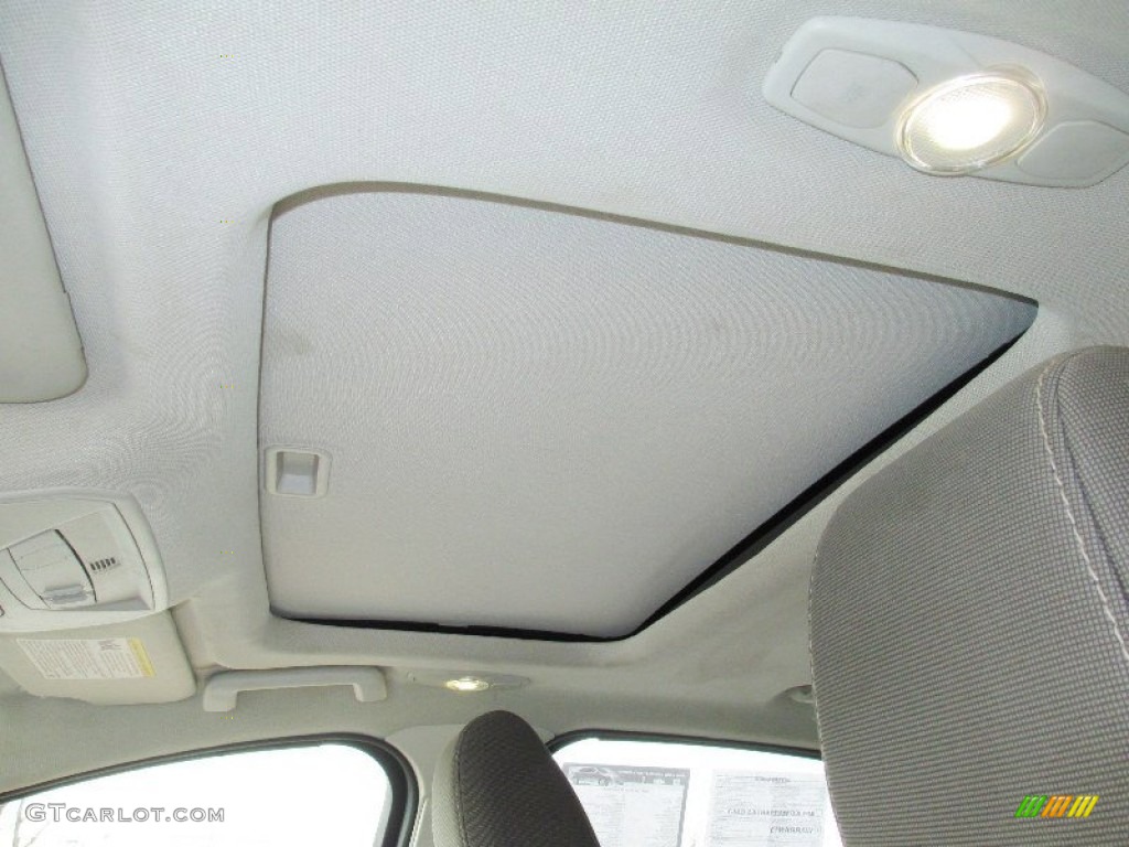2012 Ford Focus SE 5-Door Sunroof Photo #76034655