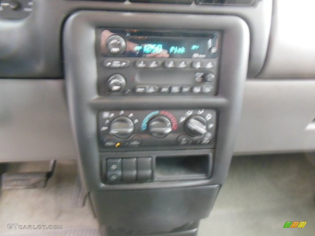 2002 Venture LS - Galaxy Silver Metallic / Medium Gray photo #16