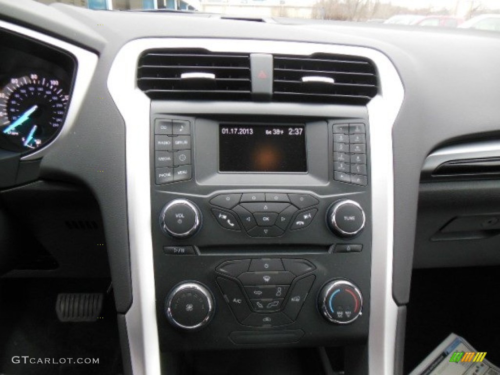 2013 Fusion SE 1.6 EcoBoost - Sterling Gray Metallic / SE Appearance Package Charcoal Black/Red Stitching photo #17