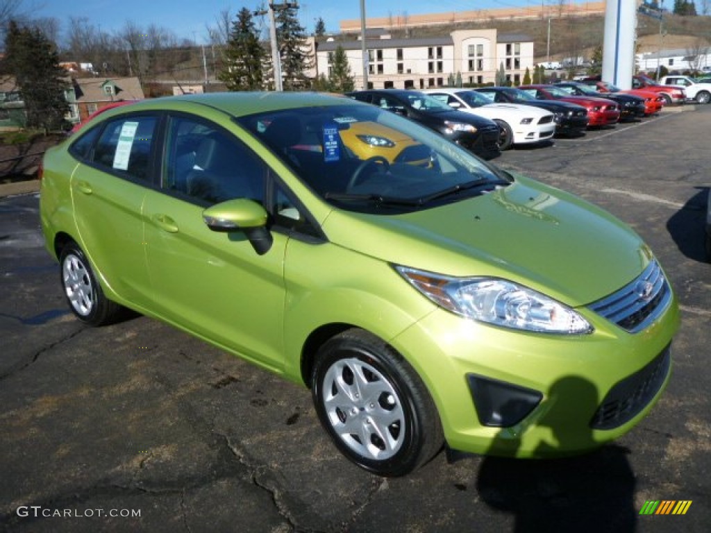 2013 Fiesta SE Sedan - Lime Squeeze / Charcoal Black photo #1