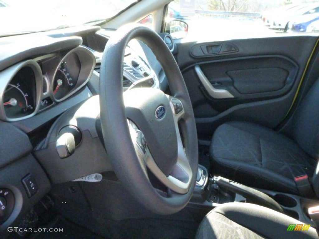 2013 Ford Fiesta SE Sedan Charcoal Black Steering Wheel Photo #76084700