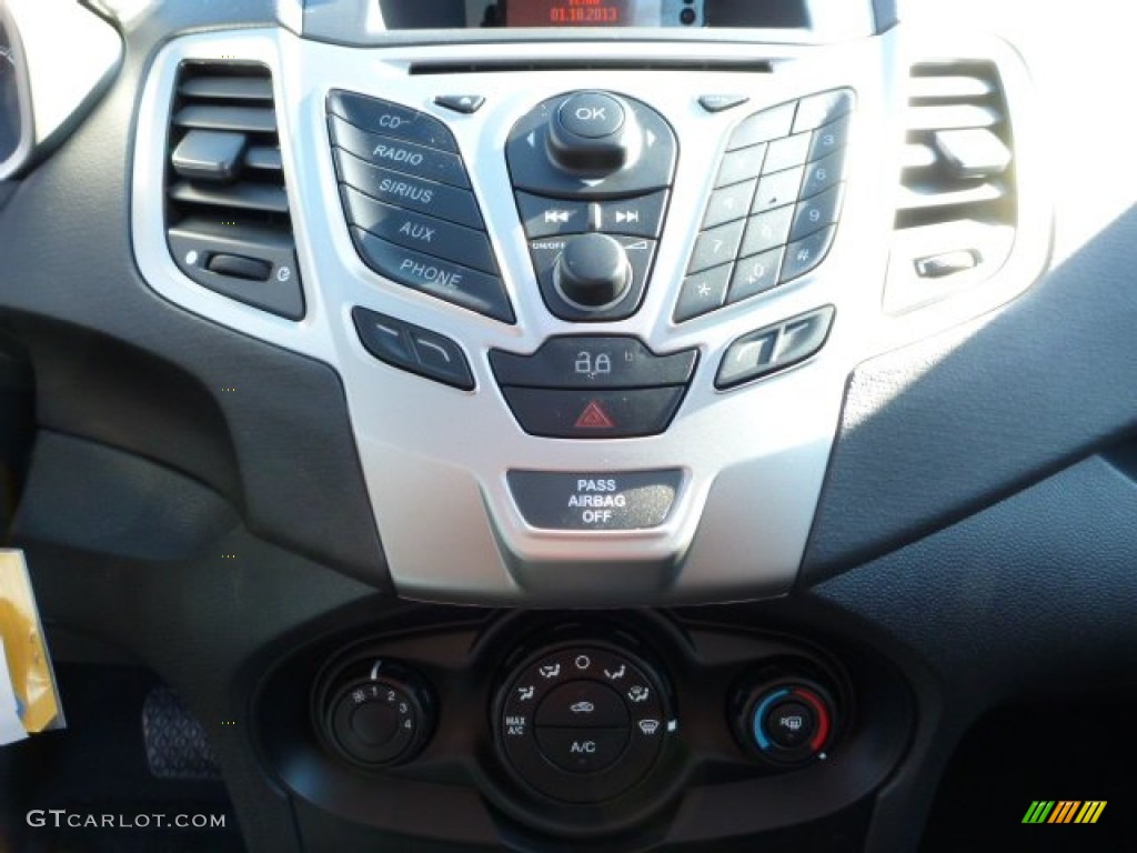 2013 Ford Fiesta SE Sedan Controls Photo #76084739