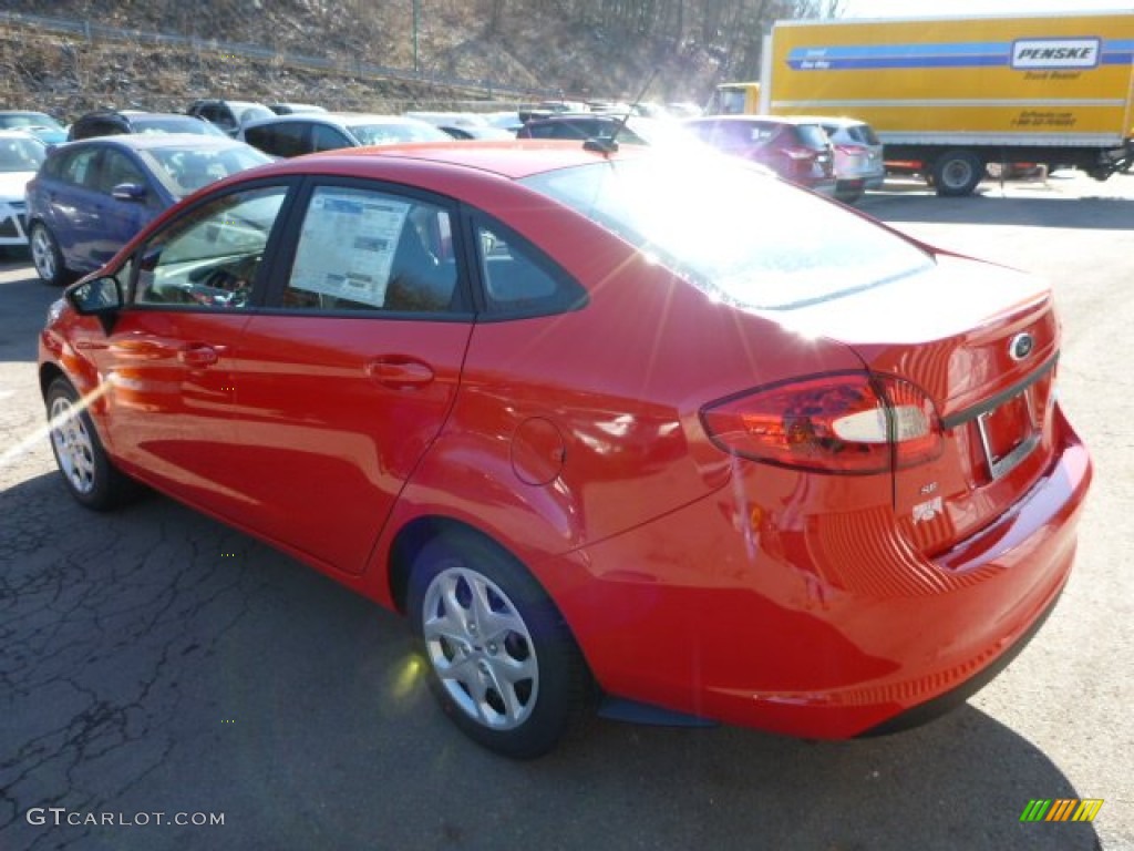 2013 Fiesta SE Sedan - Race Red / Charcoal Black photo #4