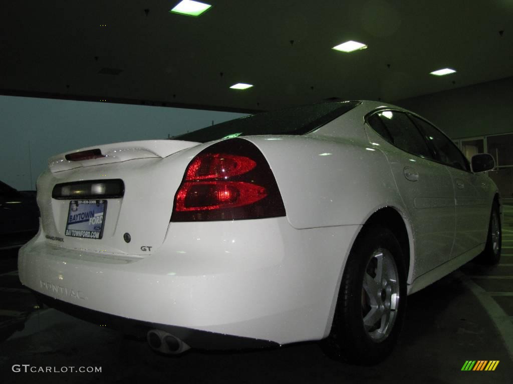 2004 Grand Prix GT Sedan - Summit White / Dark Pewter photo #5