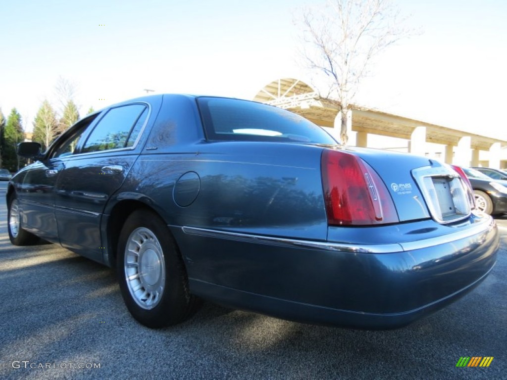 2001 Town Car Executive - Aqua Blue / Light Graphite photo #2