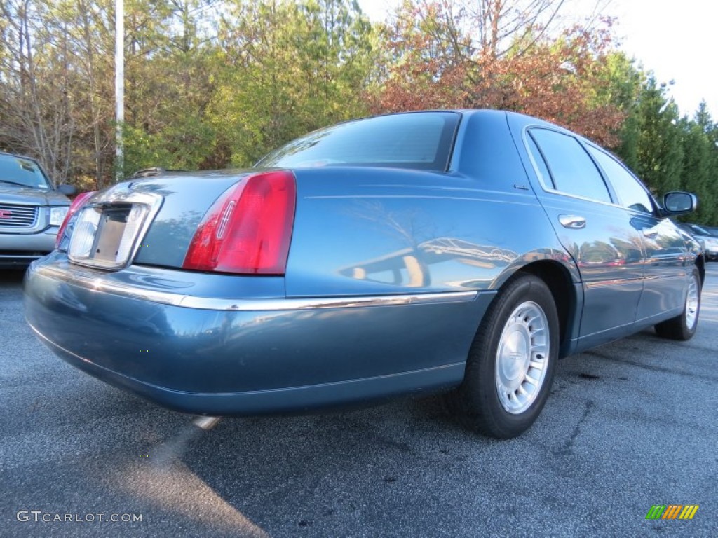 2001 Town Car Executive - Aqua Blue / Light Graphite photo #3
