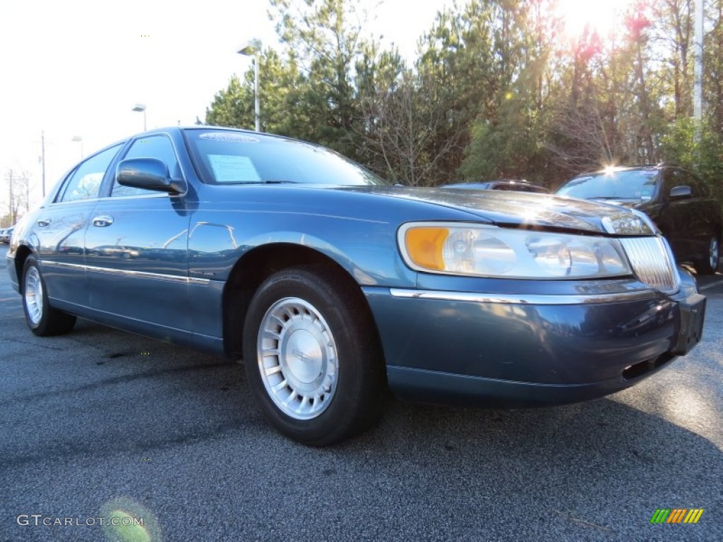 2001 Town Car Executive - Aqua Blue / Light Graphite photo #4