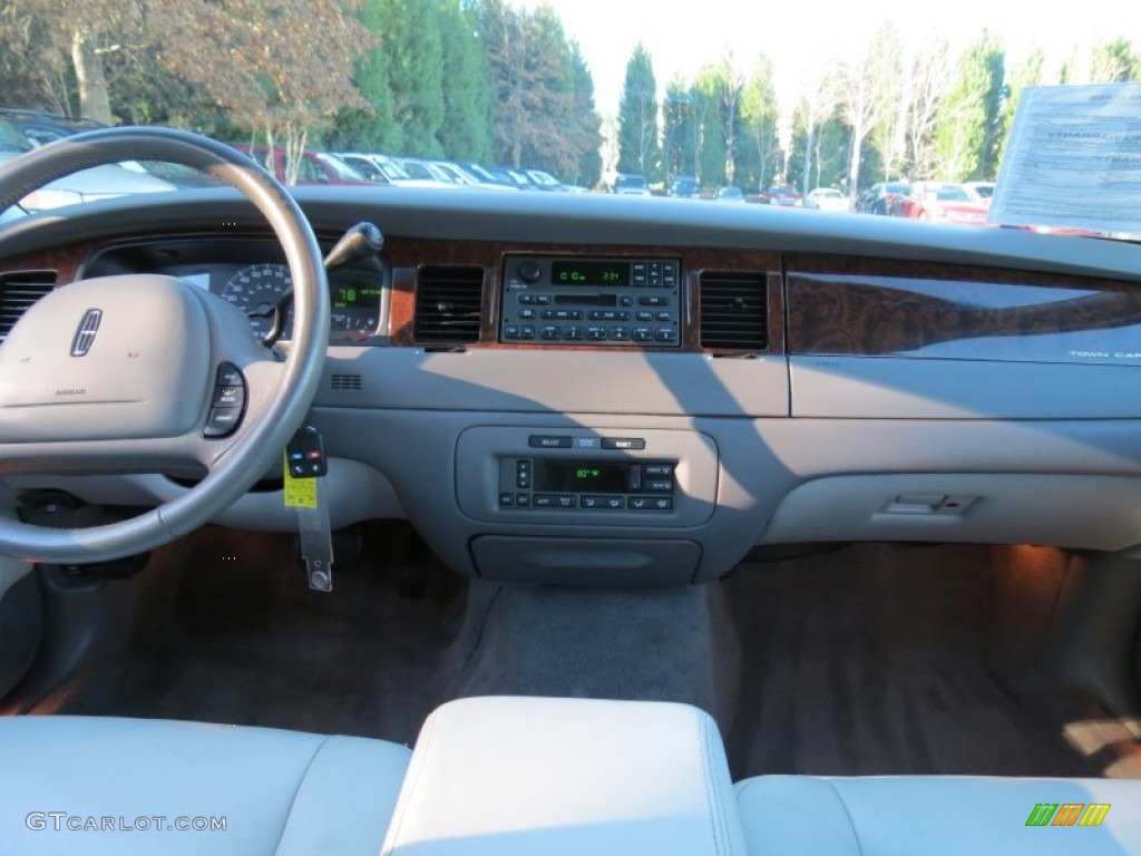 2001 Town Car Executive - Aqua Blue / Light Graphite photo #9