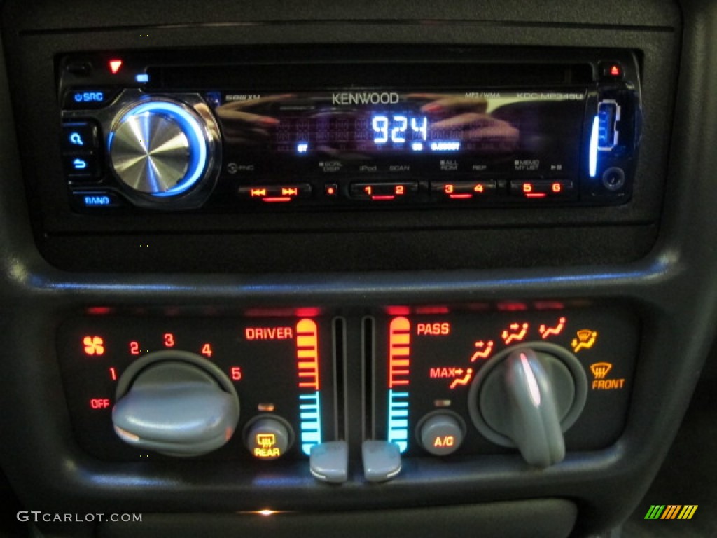 2002 Pontiac Grand Prix GTP Sedan Controls Photo #76144539