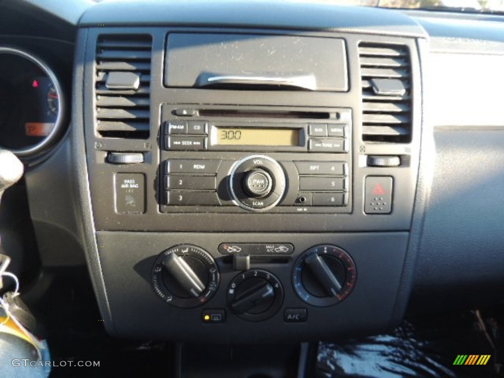 2011 Versa 1.8 S Hatchback - Super Black / Charcoal photo #14