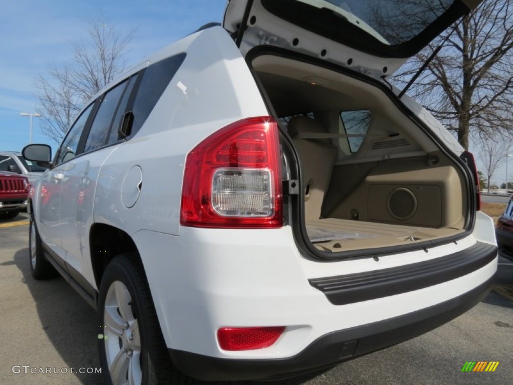 2013 Compass Latitude - Bright White / Dark Slate Gray/Light Pebble photo #10