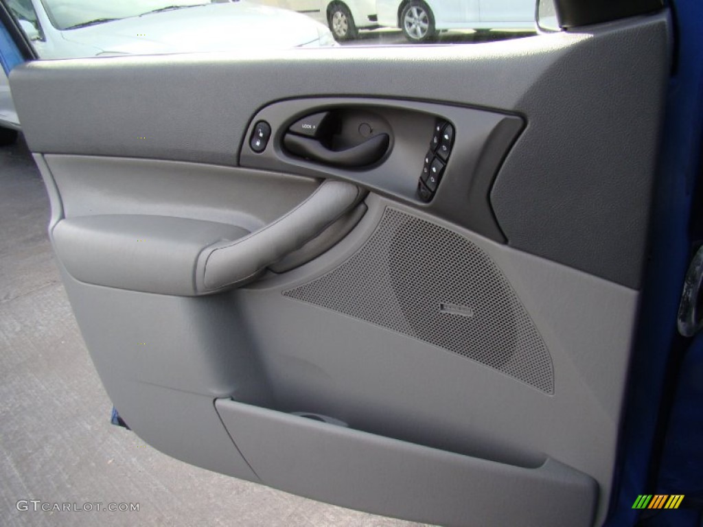 2005 Focus ZXW SES Wagon - French Blue Metallic / Dark Flint/Light Flint photo #44