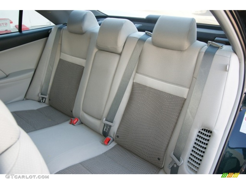 Light Gray Interior 2013 Toyota Camry Hybrid XLE Photo #76225172