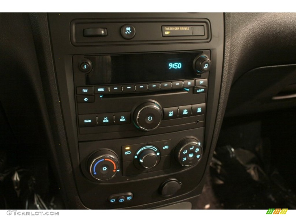 2009 Chevrolet HHR LS Controls Photos