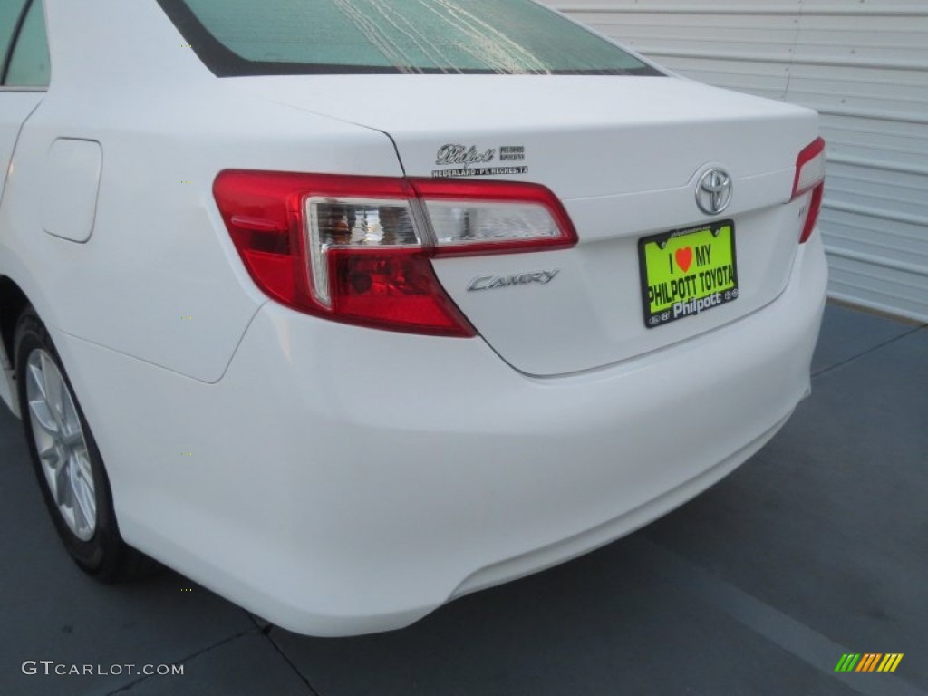 2012 Camry LE - Super White / Ash photo #20