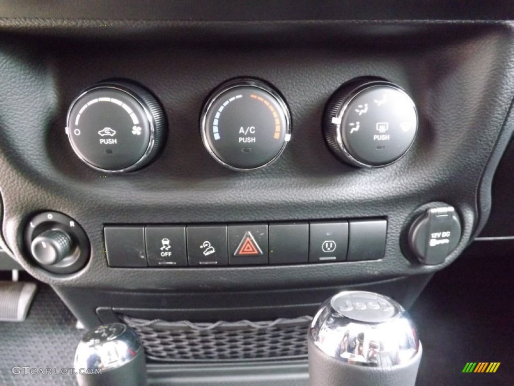 2013 Jeep Wrangler Unlimited Sahara 4x4 Controls Photo #76274051
