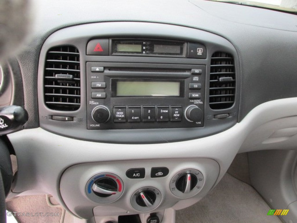 2007 Hyundai Accent GLS Sedan Controls Photo #76285592